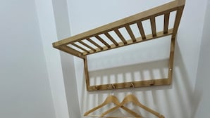 Een hoek met een houten plank boven een prullenbak.