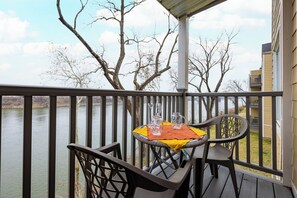 Outdoor dining - Cumberland River View, Walk to Broadway, Downtown & Stadium | Rockin' Riverfront (Nashville)