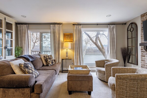 Smart TV, fireplace