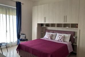 1 slaapkamer, een strijkplank/strijkijzer, wifi, beddengoed