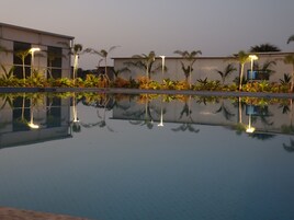 Una piscina al aire libre