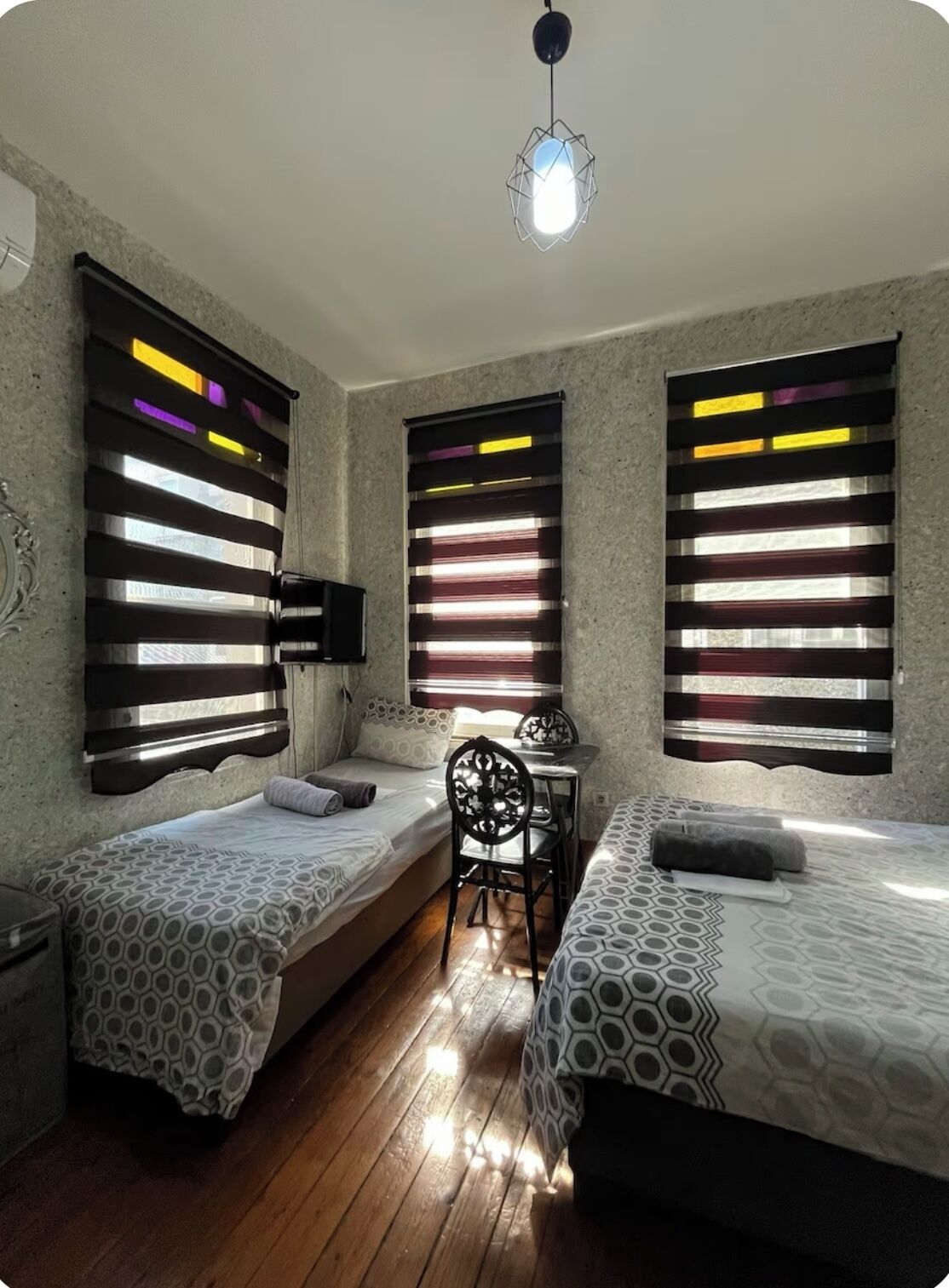 Habitación triple | Minibar, tabla de planchar con plancha, wifi gratis y ropa de cama 