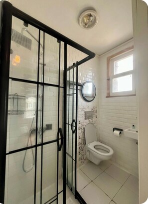 Shower, free toiletries, hair dryer, slippers - Taksim Cinar Suit (Istanbul)