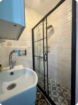 Kamar Ekonomi | Kamar mandi | Shower, perlengkapan mandi gratis, pengering rambut, dan sandal