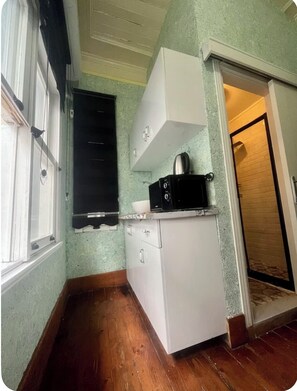 Chambre Économique | Cuisine privée | Mini réfrigérateur, micro-ondes, plaque de cuisson