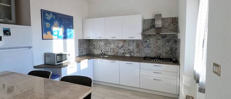 Kühlschrank, Mikrowelle, Herdplatte, Geschirrspüler
