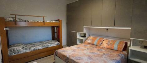 2 makuuhuonetta, silitysrauta/-lauta, vauvan matkasänky, Wi-Fi