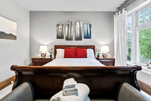 3 bedrooms, desk, iron/ironing board, travel crib