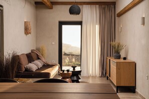 Smart TV, books, stereo - Opuntia Suites Superior Villa with Outdoor Hot Tub (Naxos)