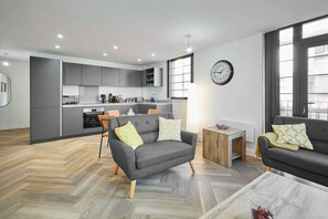 A modern apartment with a kitchen, living area, and dining space. - Host Stay Lockside House (Birmingham)