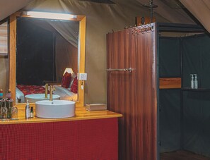 Tält Standard | Badrum | Dusch, gratis toalettartiklar, handdukar och tvål