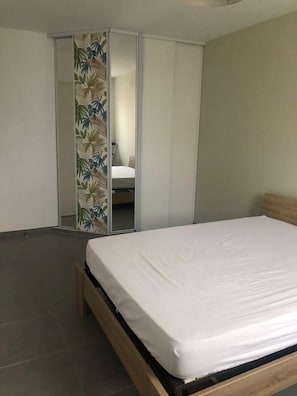 2 chambres, fer et planche à repasser, Wi-Fi, draps fournis