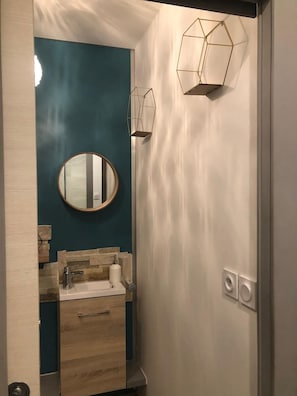 Douche, sèche-cheveux, serviettes fournies, savon