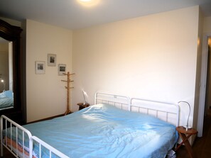 3 bedrooms, iron/ironing board, free WiFi