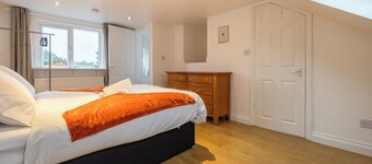 Rhone - Spacious 5 Bedroom Orchard Haven