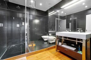 Hair dryer, towels, soap, toilet paper - Charming & Cosy Apartment II (Lisboa)