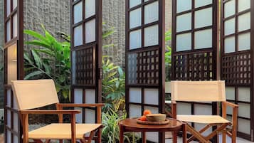 Luxury-Zimmer, Poolblick | Essbereich im Zimmer