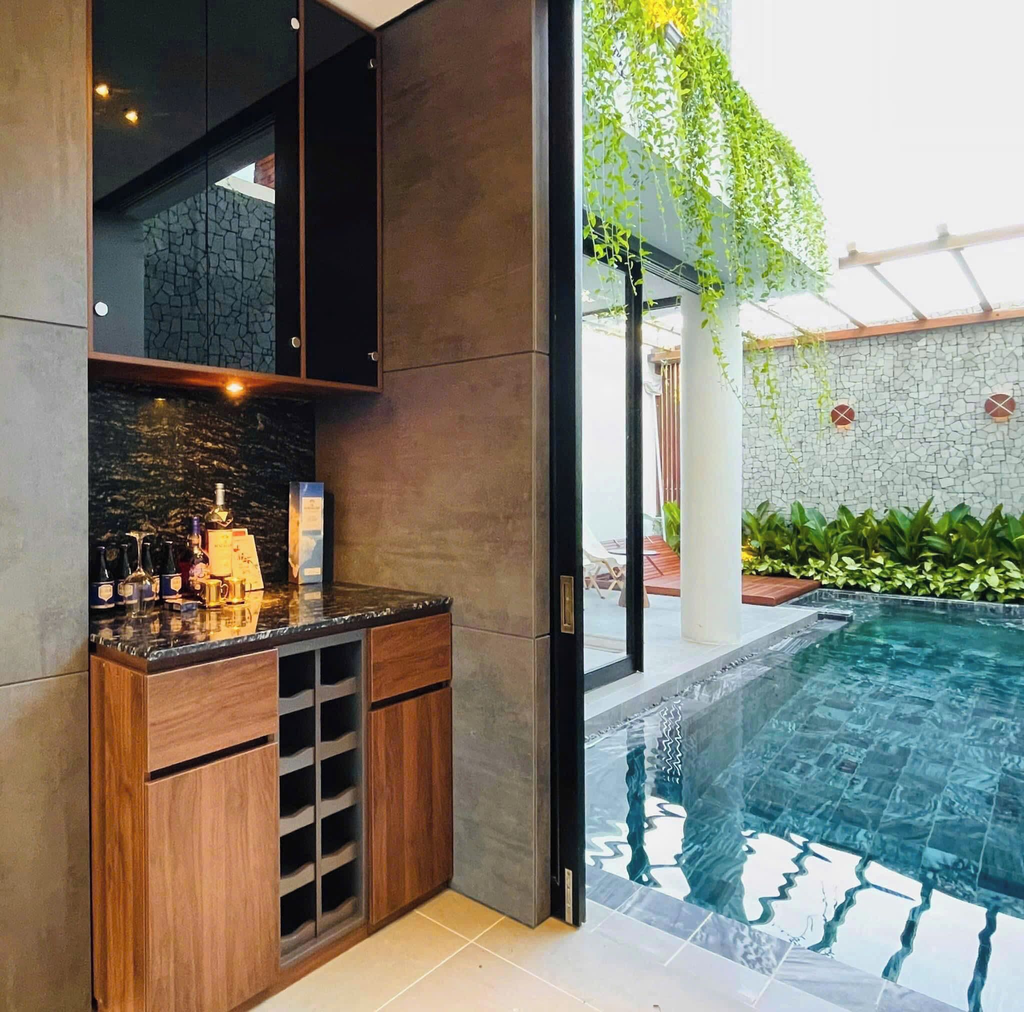 Luksusrom, bassengutsikt | Bad | Toalettartikler (inkludert), hårføner, håndklær og såpe