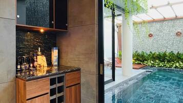 ラグジュアリー ルーム プールビュー | バスルーム | バスアメニティ (無料)、ヘアドライヤー、タオル、石鹸