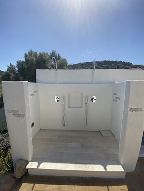 Bathroom shower - Villa Garden Relax and Nature (Loiri Porto San Paolo)