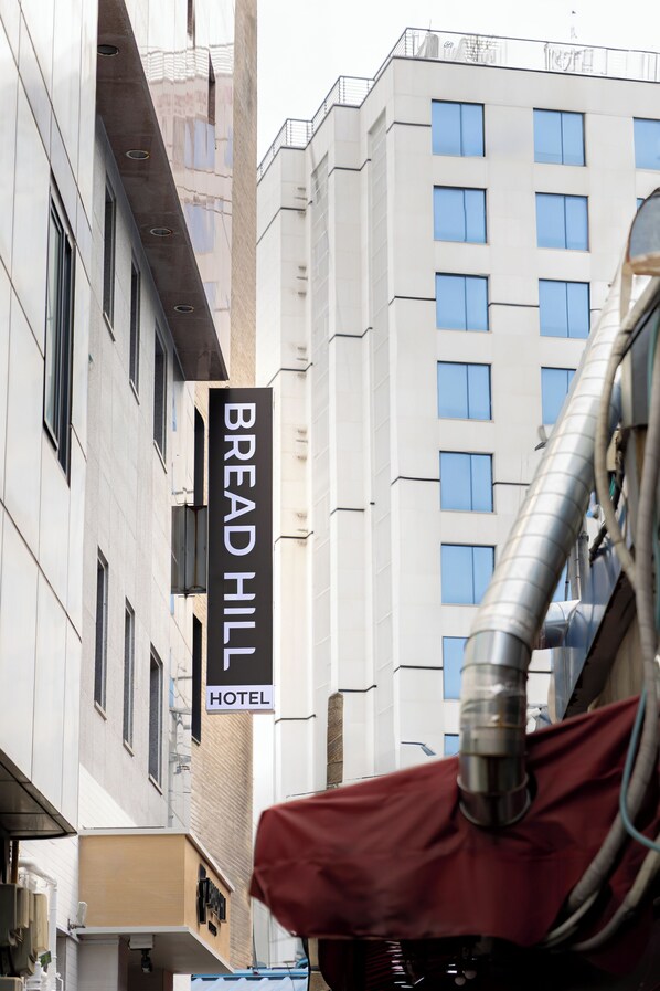 A sign for the Bread Hill Hotel.