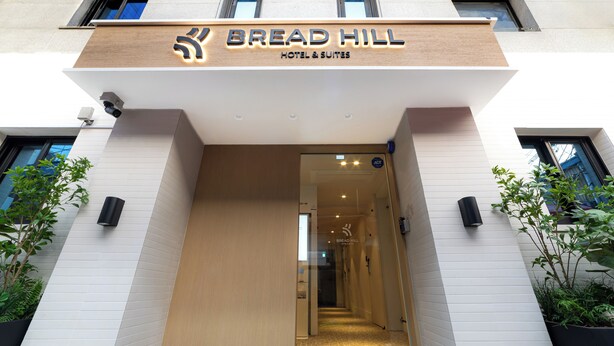 The exterior of a modern hotel named Bread Hill, featuring a clean, minimalist design with a prominent entrance and signage. - Bread Hill Hotel Jongno (Seoul)