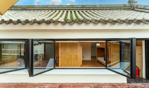 Front of property - Shi San Du Fu Qing Nian Lv She (Xi'an)