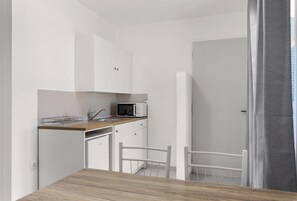 Kühlschrank, Mikrowelle, Herdplatte, Wasserkocher