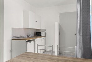 Refrigerador, microondas, placa de cocina, tetera/pava eléctrica