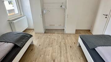 4 slaapkamers, een strijkplank/strijkijzer, gratis wifi, beddengoed