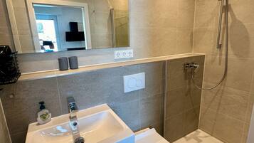 Shower, hair dryer, towels