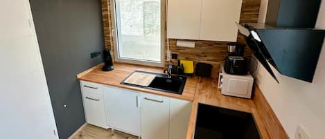 Réfrigérateur, four à micro-ondes, un four, surface de cuisson