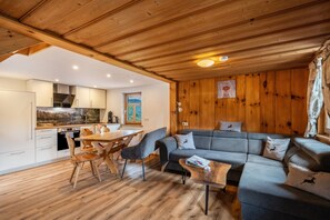 Télévision, cheminée, table de tennis de table