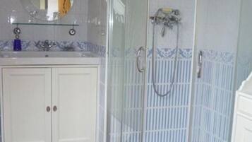 Dusche, Haartrockner, Handtücher