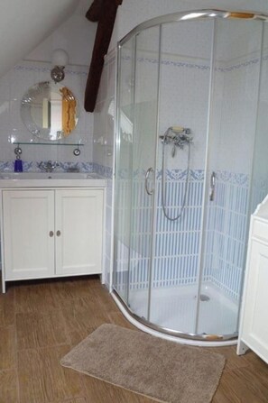 Een douche, een haardroger, handdoeken