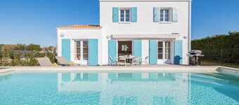 Pretty new house with fenced garden, swimming pool and air conditioning.