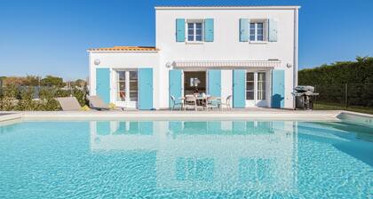 Pretty new house with fenced garden, swimming pool and air conditioning.