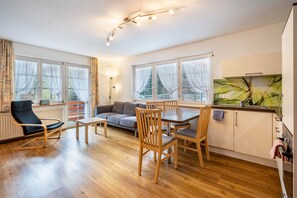 TV, table tennis - Holiday Apartment 'Waldblick' with Shared Pool and Large Terrace (Wolfach-Kirnbach)