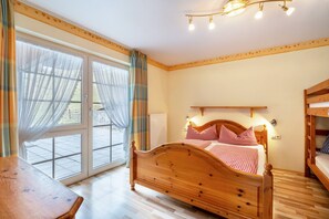 2 bedrooms, free WiFi, bed sheets - Holiday Apartment 'Waldblick' with Shared Pool and Large Terrace (Wolfach-Kirnbach)