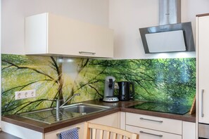Frigorífico, horno, placa de cocina y lavavajillas