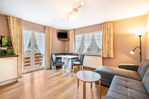 TV, table tennis - Holiday Apartment 'Hofblick' with Shared Pool (Wolfach-Kirnbach)