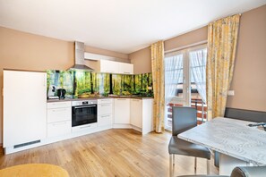 Frigorifero, forno, piano cottura, lavastoviglie