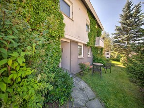 Outdoor dining - Apartment 'Kaltenbach' with Shared Terrace, Shared Garden and Wi-Fi (Schonach)