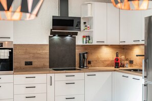 Frigorífico, horno, placa de cocina y lavavajillas