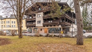 Un edificio de varios pisos con un cartel que dice 'TRATORIA'.