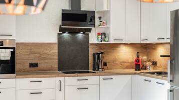 Fridge, oven, stovetop, dishwasher