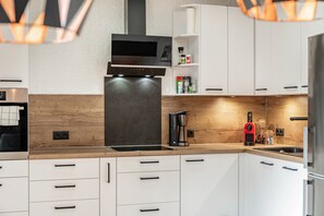 Kylskåp, ugn, spishäll och diskmaskin