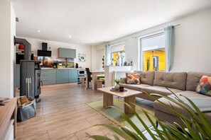 TV, fireplace - Holiday Home 'Hedrich' with Private Terrace, Private Garden and Wi-Fi (Gülzow)