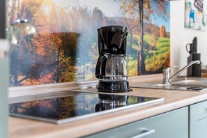 Fridge, microwave, oven, stovetop - Holiday Home 'Hedrich' with Private Terrace, Private Garden and Wi-Fi (Gülzow)