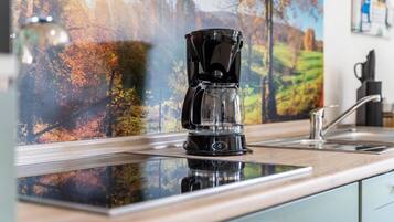 冷蔵庫、電子レンジ、オーブン、コンロ